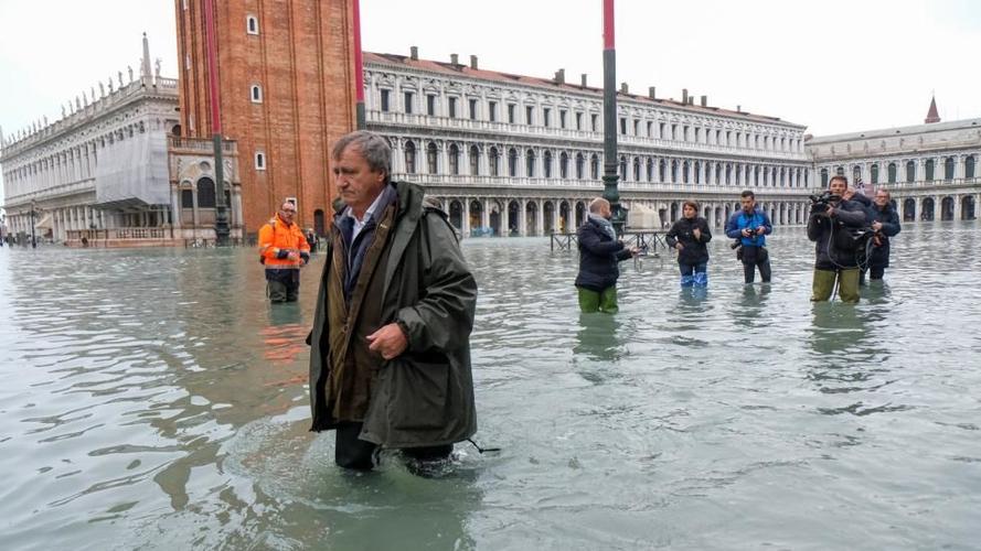 威尼斯受风暴潮（威尼斯暴雨）
