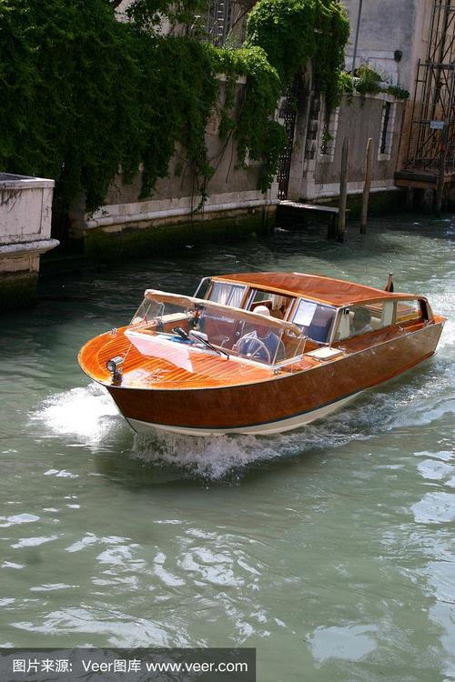 威尼斯的小艇的形状（威尼斯的小艇形状是什么样的）
